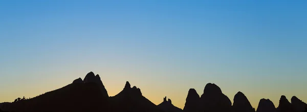 Guilin Lijiang og fjell i spektakulær solnedgang – stockfoto