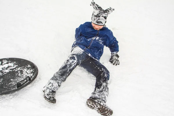 Chico disfruta de la nieve fría — Foto de Stock