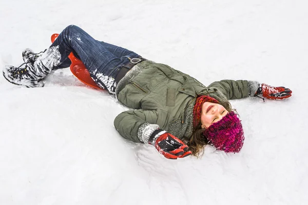 As crianças se divertem brincando na neve — Fotografia de Stock
