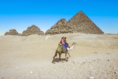 turist pyramides Gizeh deve tarafından ziyaret