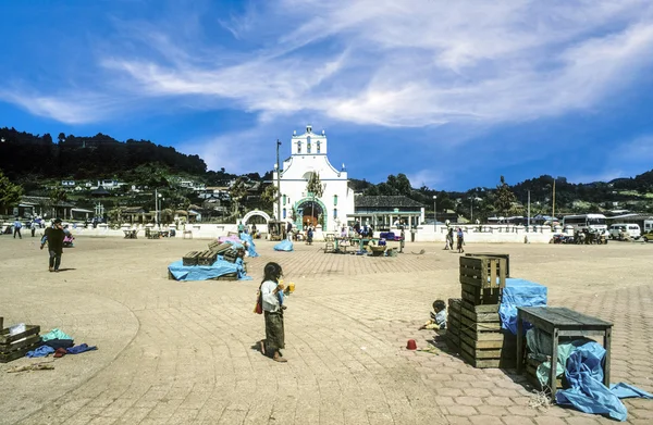 Mercado é terminado em frente à Igreja de San Juan Chamula, México — Fotografia de Stock