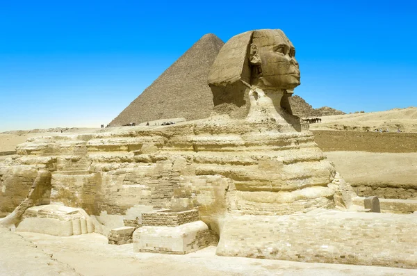 Profil complet du Grand Sphinx avec la pyramide dans le backgr — Photo