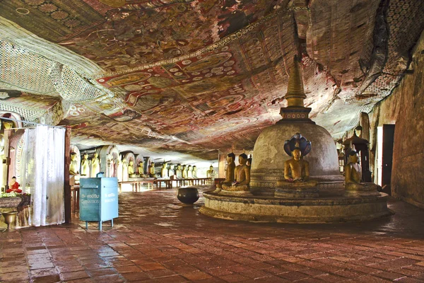 Buddha und Malerei im berühmten Felstempel von Dambulla, sri l — Stockfoto