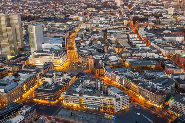 Luchtfoto van Frankfurt am Main's nachts — Stockfoto