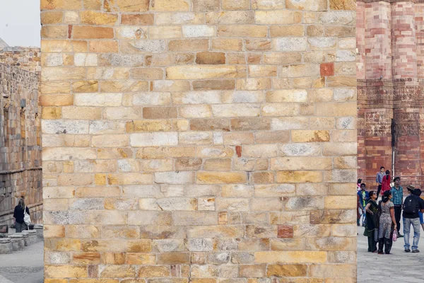 Stones at the wall of Qutub Minar Tower, the tallest brick minar — Stock Photo, Image