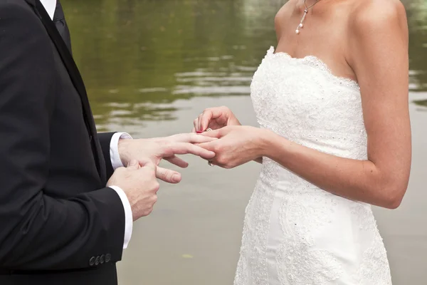 Casamento casal são jurando lealdade vida — Fotografia de Stock