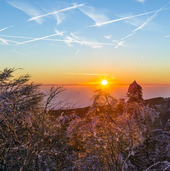 Sonnenaufgang unter der winterlichen ruhigen Berglandschaft mit wunderschönen — Stockfoto