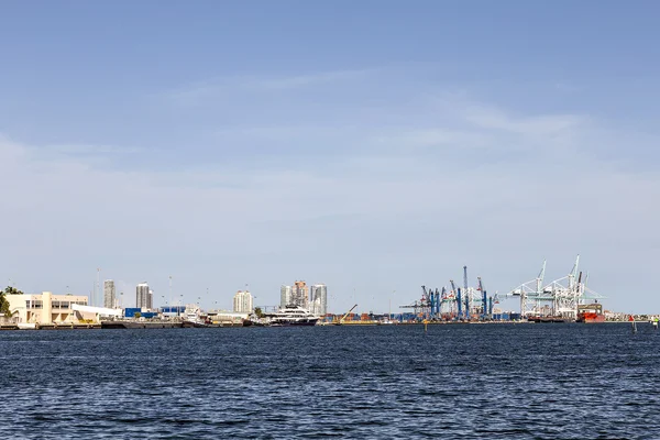 Le port de Miami avec des conteneurs et des grues — Photo