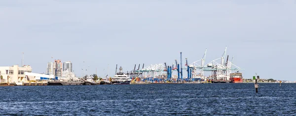 Porto de Miami com contêineres e guindastes — Fotografia de Stock