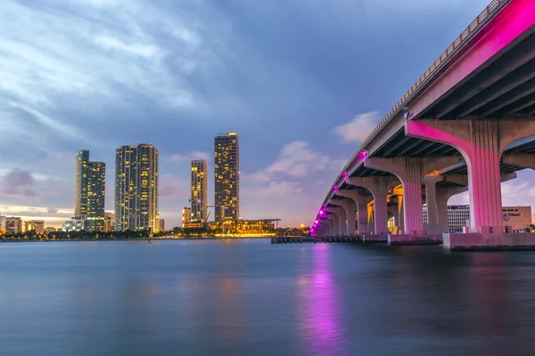 Miami city skyline panorama i skymningen — 图库照片