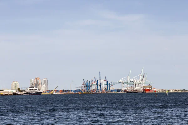 迈阿密港与容器和起重机 — 图库照片