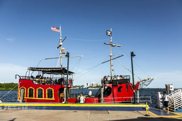 La gente comienza en un viaje pirata aventuras y visitas turísticas en Miam — Foto de Stock