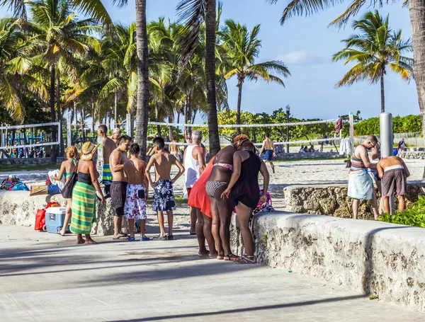 Lidé chodí po promenádě v ocean drive south Beach — Stock fotografie