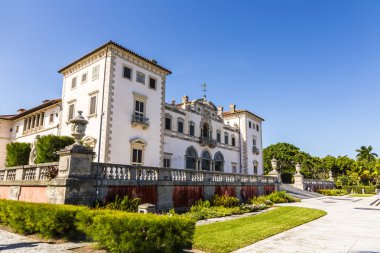 Vizcaya, mavi gökyüzü altında Floridas görkemli ikamet