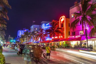 İnsanlar South Beach ocean drive, Ocean sürücü binaları ziyaret