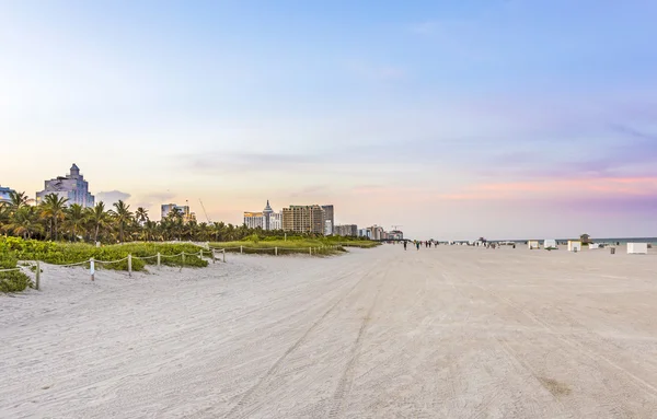Tramonto a sud della spiaggia con nuvole colorate a Miami, Florida — Foto Stock