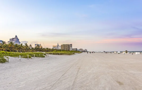 Zonsondergang in Zuid-strand met kleurrijke wolken in Miami, Florida — Stockfoto