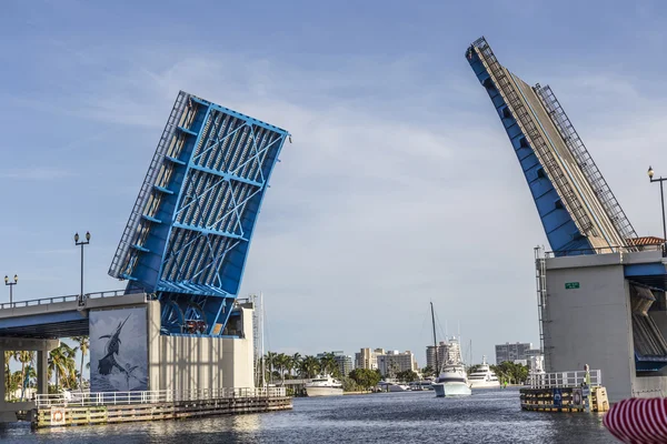 View of the Fort Lauderdale Intracoastal Waterway with a drawbri — Stock Photo, Image