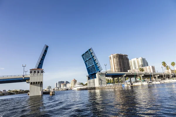 View of the Fort Lauderdale Intracoastal Waterway with a drawbri — Stock Photo, Image