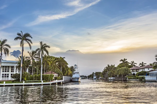 Lujosas casas frente al mar y yates en el canal en Fort Laude — Foto de Stock