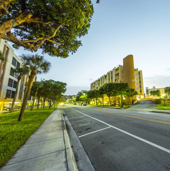 Skyscraper at seafront in Sunny Isles Beach inj the evening — Stock Photo, Image