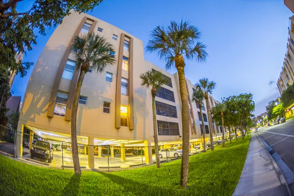 Mrakodrap na nábřeží v sunny isles beach inj večer — Stock fotografie