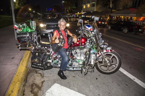 Orgulhoso motociclista Harley Davidson posa no Ocean Drive — Fotografia de Stock