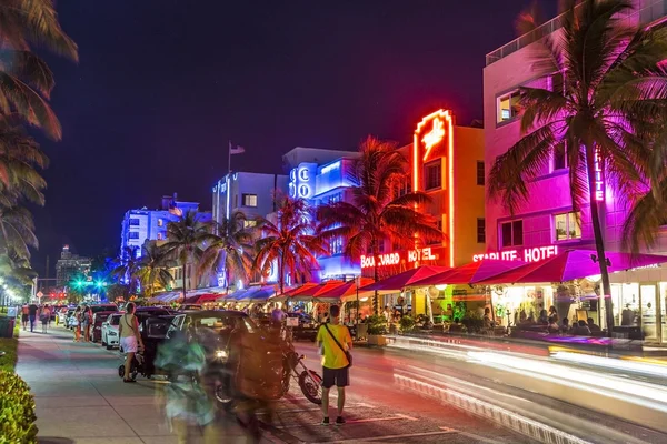 Люди посещают здания Ocean drive на Южном пляже на берегу океана — стоковое фото