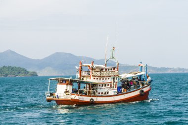 insanlar ahşap bir feribot Ko Samet, Tayland