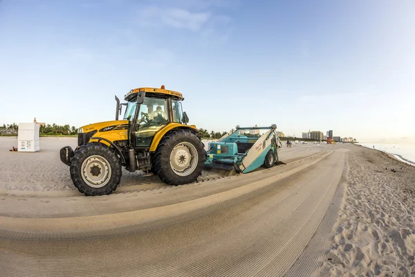 Man förbereder stranden tidigt på morgonen med traktorn — Stockfoto