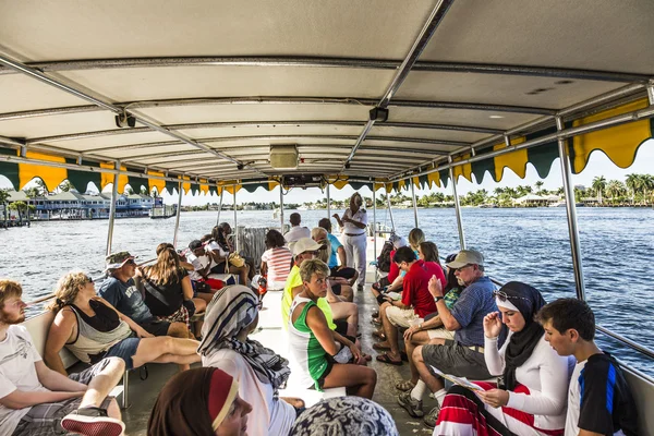 Personnes voyagent en Taxi nautique à Fort Lauderdal — Photo