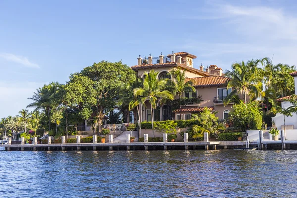 Luxusní nábřeží domů v Fort Lauderdale, Usa. — Stock fotografie