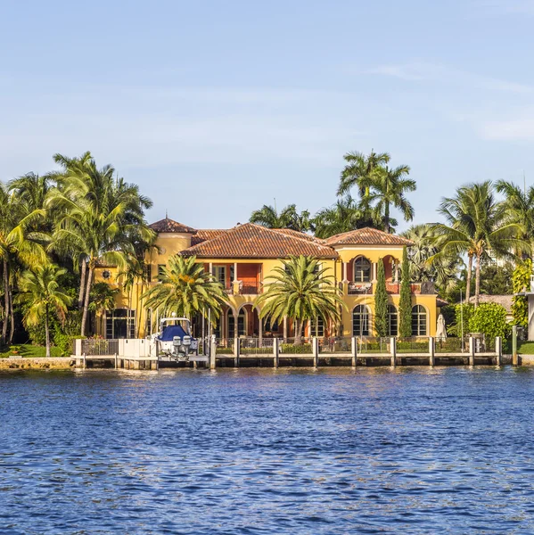 Luxurious waterfront home in Fort Lauderdale, USA. — Stock Photo, Image