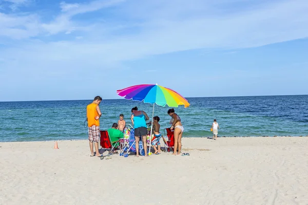 Orang bersantai di pulau-pulau cerah pantai di Miami — Stok Foto