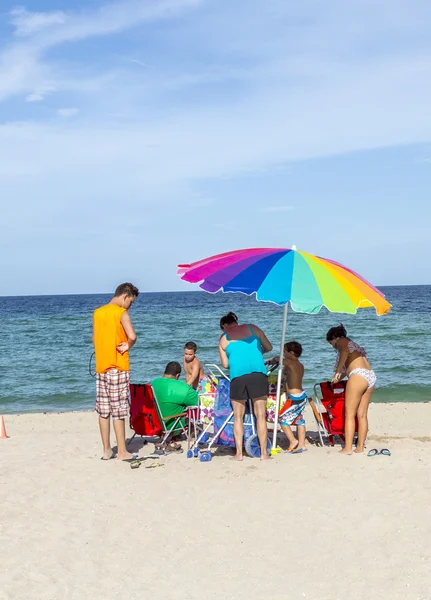 लोग मियामी में धूप द्वीप समुद्र तट पर आराम करते हैं — स्टॉक फ़ोटो, इमेज