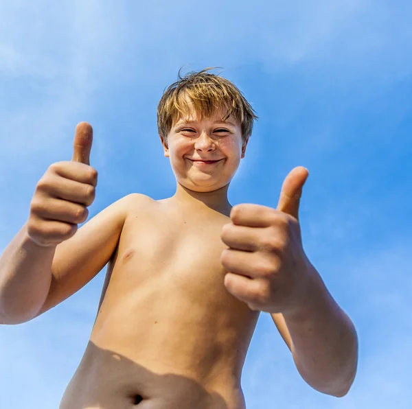 Feliz sorrindo jovem menino dá fingersign polegares para cima — Fotografia de Stock