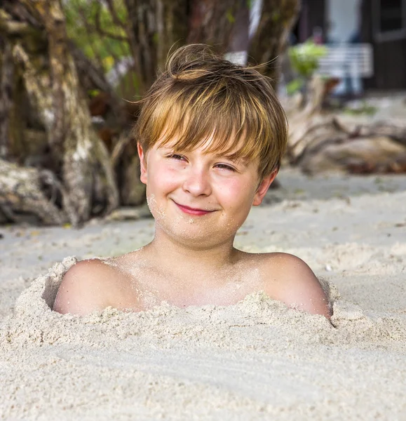 Happy νεαρό αγόρι στην παραλία — Φωτογραφία Αρχείου