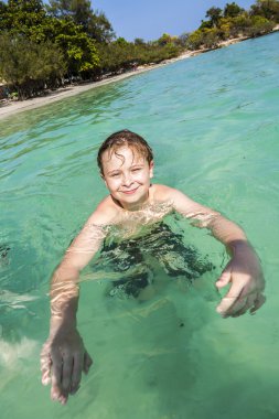 çocuk yüzme Okyanusu sahiptir