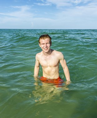 genç çocuk yüzme Okyanusu sahiptir