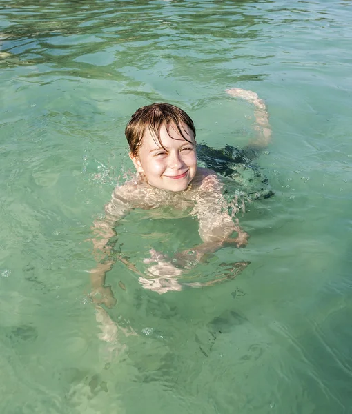 Pojken har simning i havet — Stockfoto