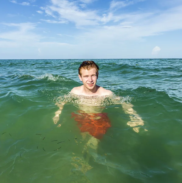 10 대 소년 바다에서 수영을 즐긴다 — 스톡 사진
