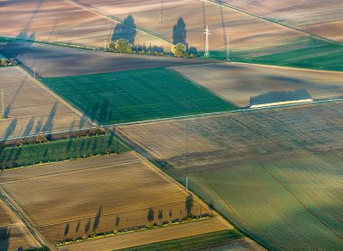 Sıcak hava balonu gelen dönüm ile kırsal manzara