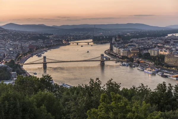 Будапешт и Дунай ночью — стоковое фото