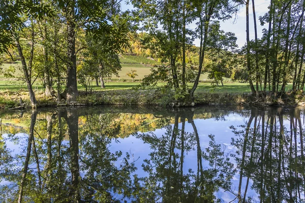 Reflektion i floden Tauber i härlig Tauber dalen — Stockfoto