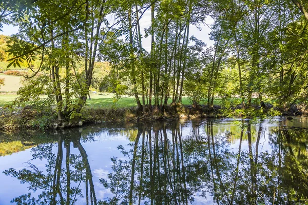 Reflektion i floden Tauber i härlig Tauber dalen — Stockfoto