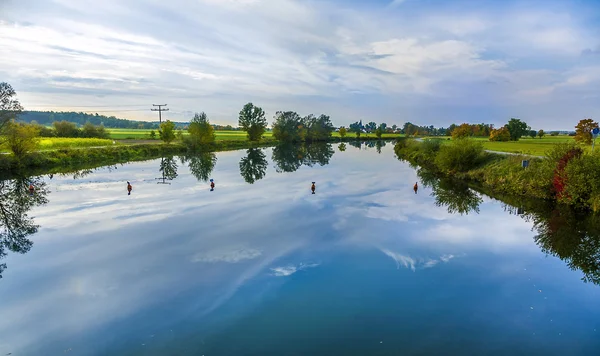 Reflektion av träd i floden tauber — Stockfoto