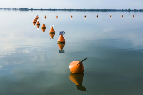 在 altmuehl lakewith 景区反射堰 — 图库照片