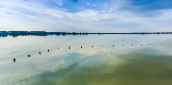 Déversoir au lac altmuehl avec réflexion scénique — Photo