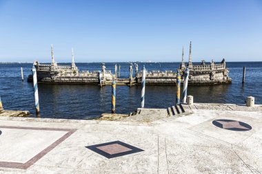 Vizcaya, mavi gökyüzü altında Floridas görkemli ikamet