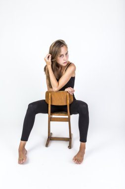  kahverengi saçlı genç gülümseyen güzel kız